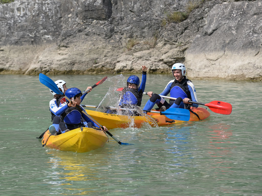 Canoa en aguas tranquilas en familia Pirineo de Huesca