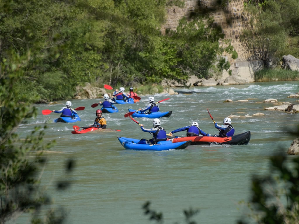 Descenso en canoa con niños en rio Murillo de Gallego