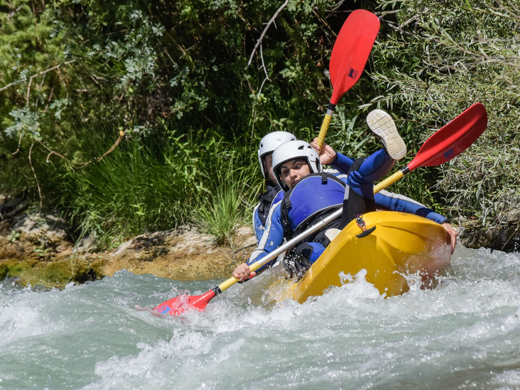 Kayak en rio en familia Pirineo de Huesca