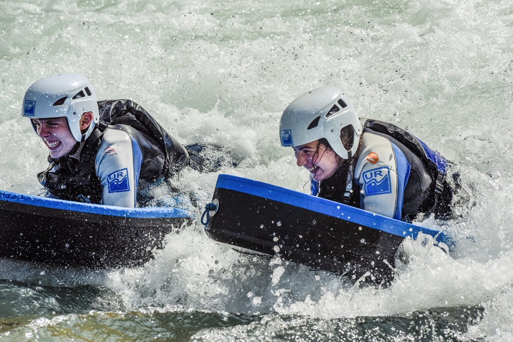 Surf en hidrospeed en el rio gallego
