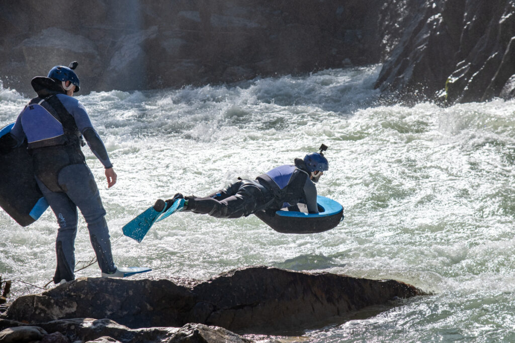 Trineo acuático surcando las aguas bravas del Pirineo