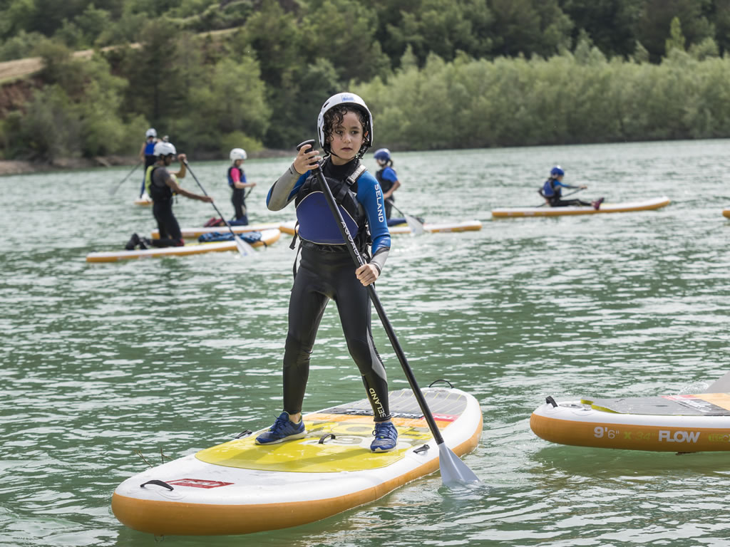 Paisajes únicos del Reino de los Mallos durante el paddle surf en el Pirineo
