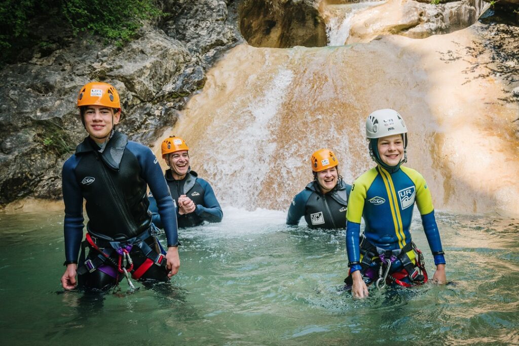 Familias disfrutando del barranquismo en Guara, Huesca
