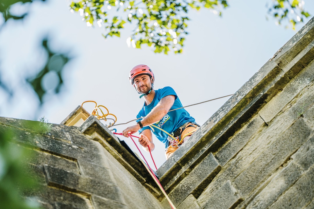 Descenso en rápel adaptado en el circuito multiaventura