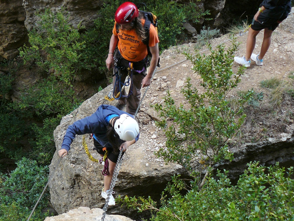 Adolescentes disfrutando de la vía ferrata en el Pirineo Aragonés