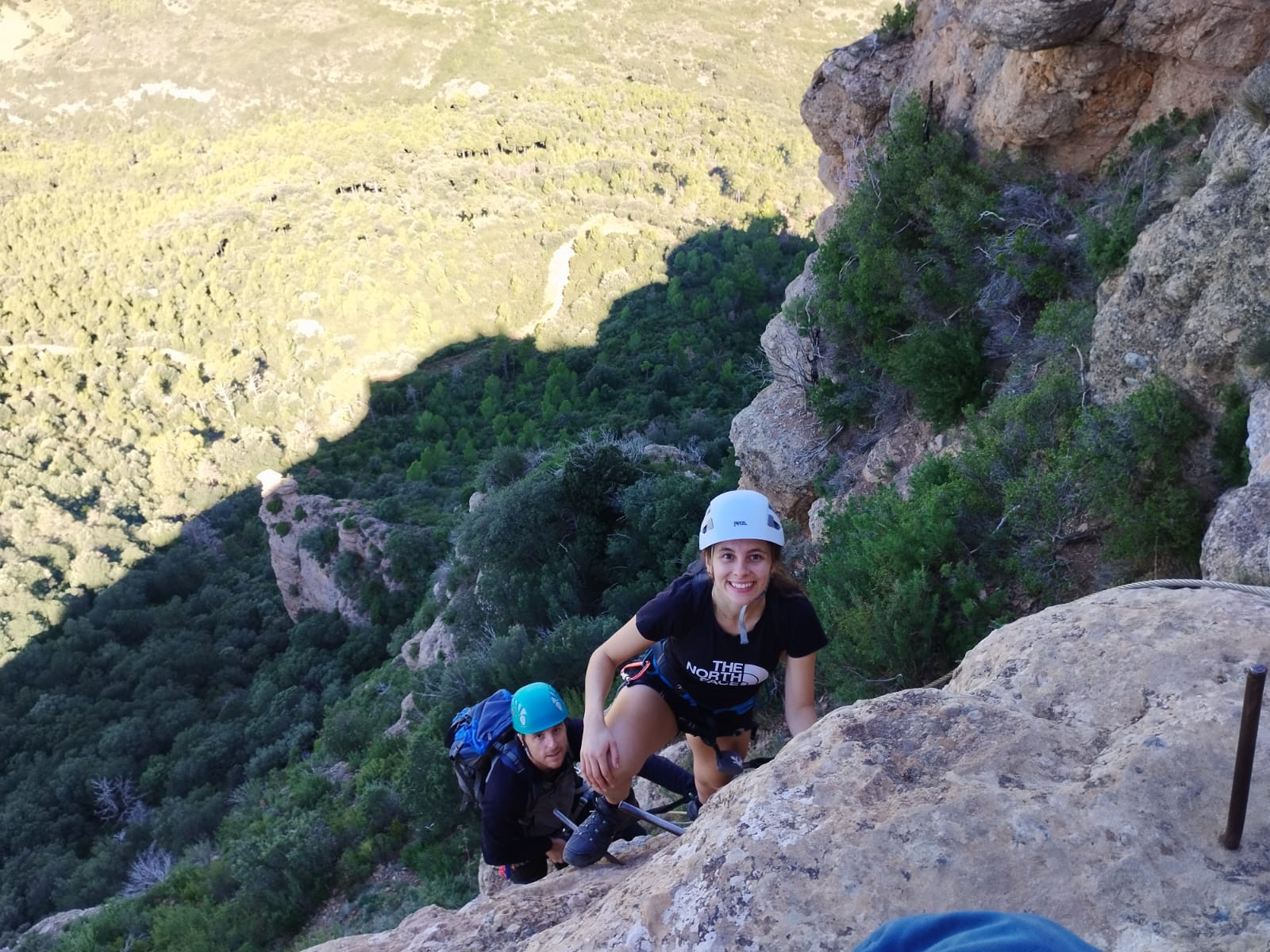 Ascenso en vía ferrata con vistas al Reino de los Mallos en Huesca